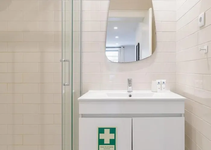 Bright & Characterful By Hostwise Daire *